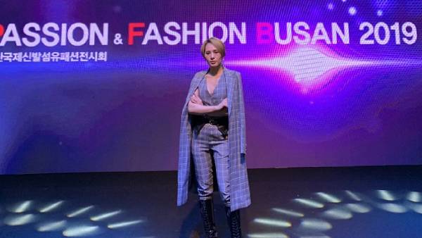 CEO - Stylist Design Kim Sỹ - Nhà sáng lập thương hiệu YSG khoe gu thời trang sành điệu tại Busan Fashion Week